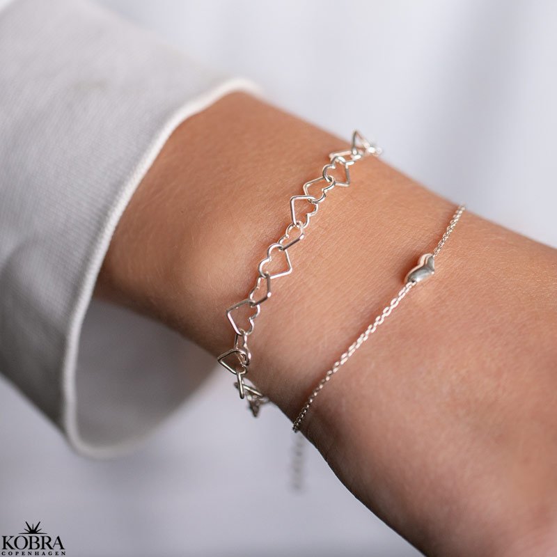 "Alara" silver bracelet with silver hearts