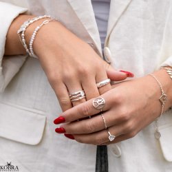 "Madalina" stor slv ring med 3 sten i hammerslet design