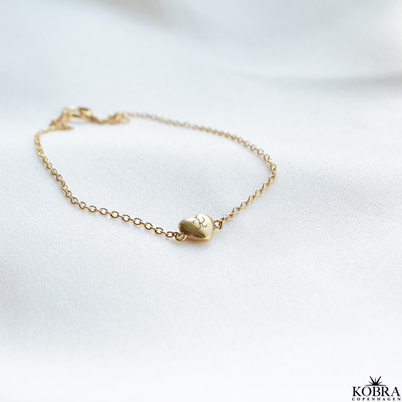 "Liva" guld armbnd med lille hjerte inklusiv din gravering