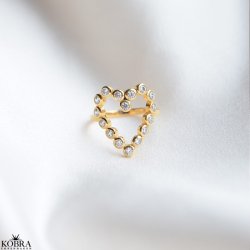 "Love" hjerteformet ring i guld med hvide zirkonia sten