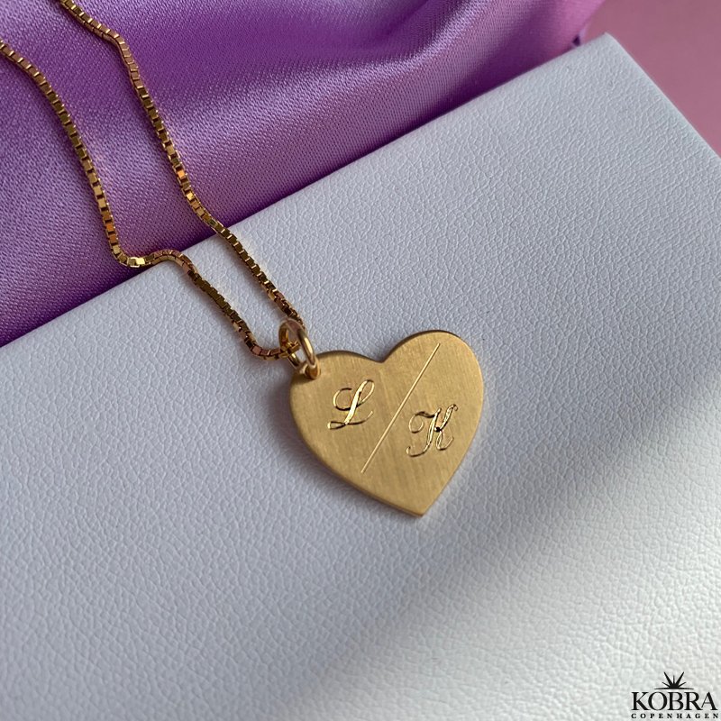 "Dear To Me" guld hjerte halskde med gravering