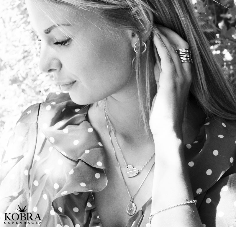 "Bella" slv hjerte halskde inklusiv personlig gravering