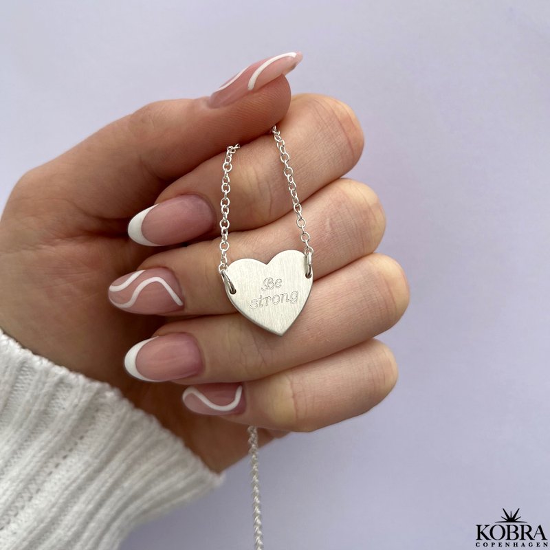 "Bella" slv hjerte halskde inklusiv personlig gravering