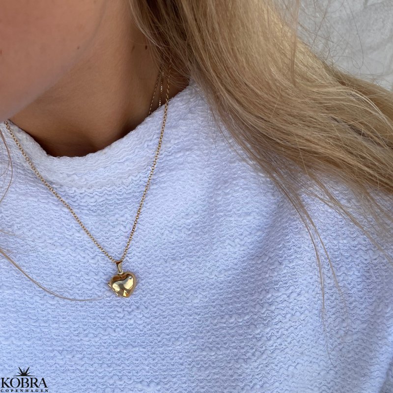 "Anamaria" 18 karat forgyldt hjertemedaljon med hvid sten