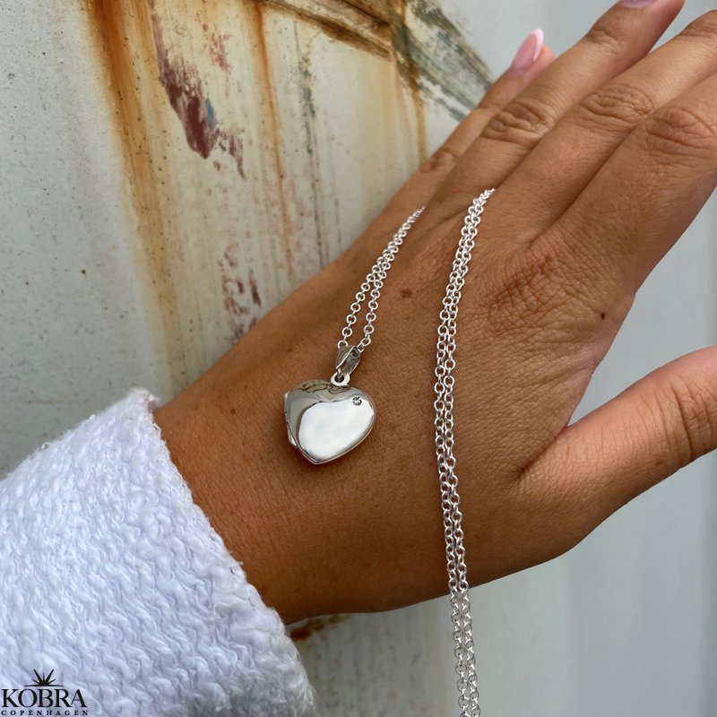 "Anamaria" hjertemedaljon i slv med hvid zirkonia