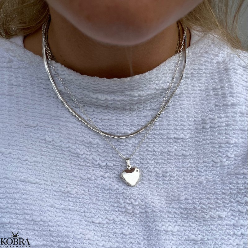 "Anamaria" hjertemedaljon i slv med hvid zirkonia