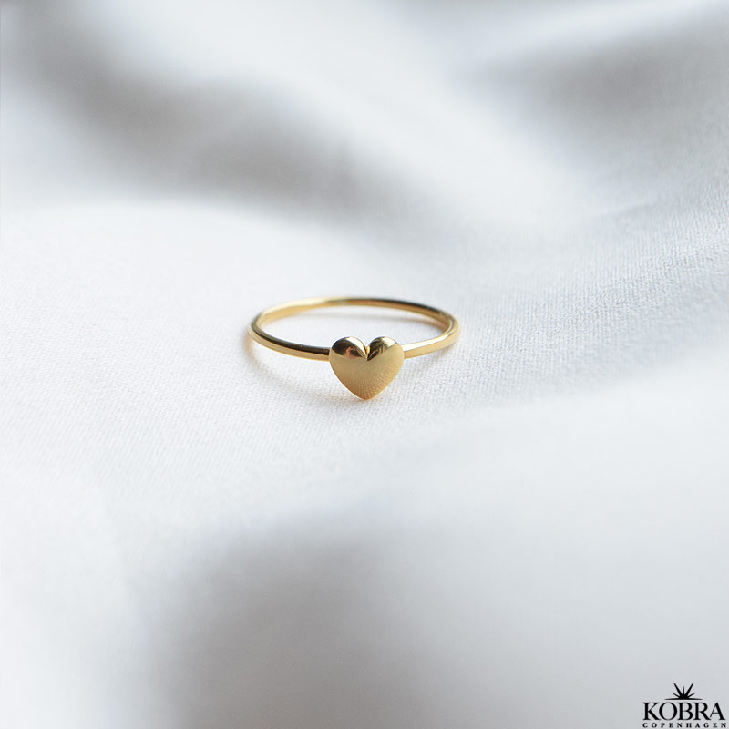 "Liva" enkel guld ring med lille hjerte