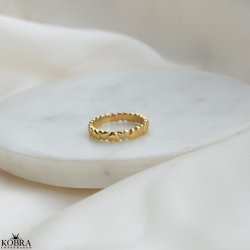 "Kaitlyn" guld ring med sm hjerter og en hvid sten