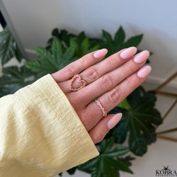 "Mikami" 18 karat forgyldt hjerteformet ring med lyserde zirkonia sten