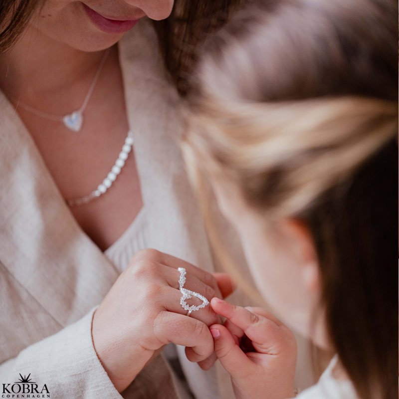 "Mikami" stor hjerte formet ring i slv drysset med hvide zirkonia sten