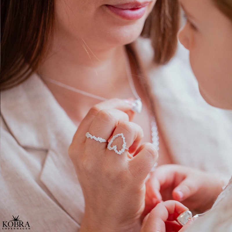 "Mikami" stor hjerte formet ring i slv drysset med hvide zirkonia sten