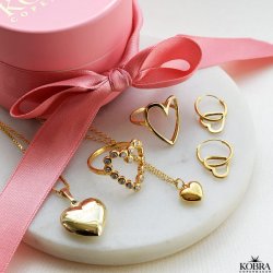 "Love" hjerteformet ring i guld med hvide zirkonia sten