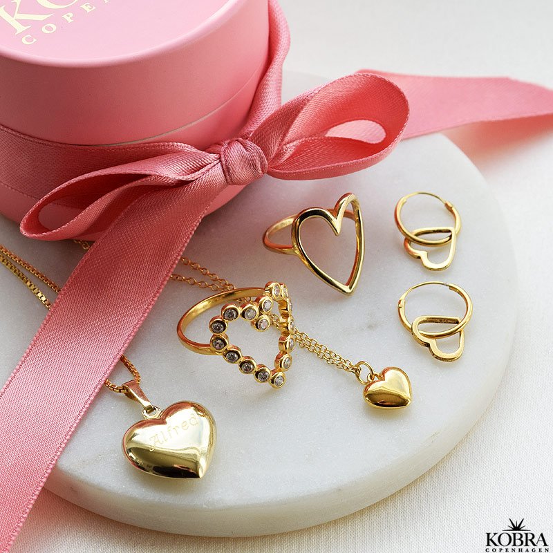 "Love" hjerteformet ring i guld med hvide zirkonia sten