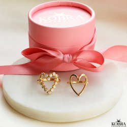 "Love" hjerteformet ring i guld med hvide zirkonia sten