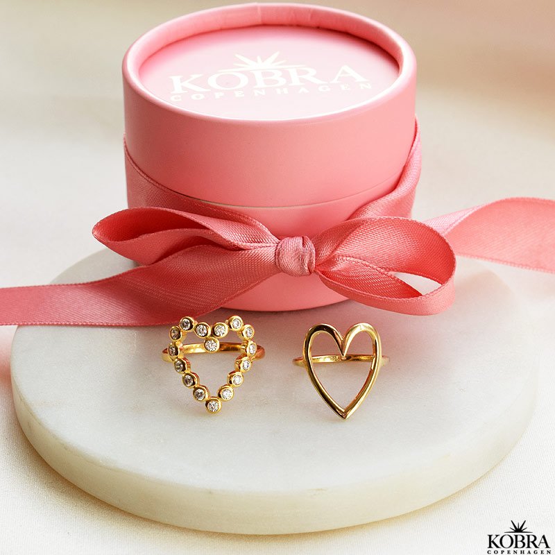"Love" hjerteformet ring i guld med hvide zirkonia sten