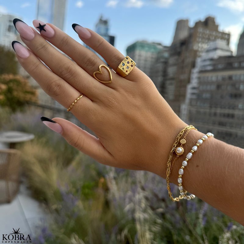 "Luna Mae" 18 karat forgyldt armbnd med ferskvandsperle samt hammerslet amulet