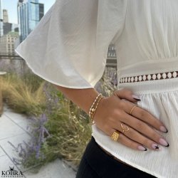 "Luna Mae" 18 karat forgyldt armbnd med ferskvandsperle samt hammerslet amulet