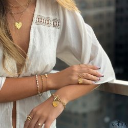 "Luna Mae" 18 karat forgyldt armbnd med ferskvandsperle samt hammerslet amulet