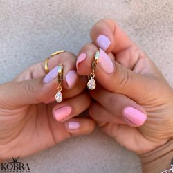 "Teardrop" 18 karat forgyldte hoops med hvide drbesten