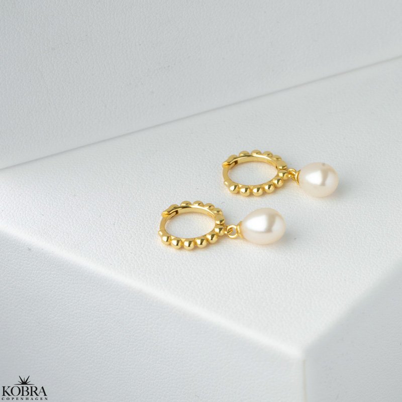 "Marisol" guld hoops med gte ferskvandsperler