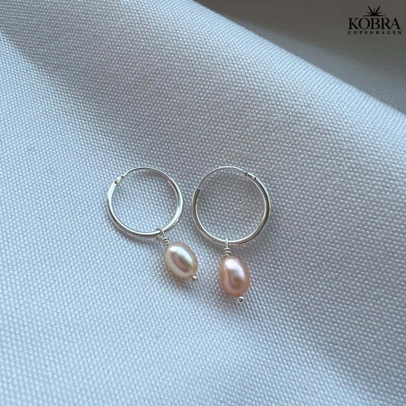 "Joanna" Hoops i slv med lille rosa ferskvandsperle 