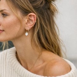 "Swirl" ear cuff with a twisted design in 18k gold-plated sterling silver.