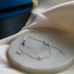 Studenter armb�nd i s�lv med hue-vedh�ng og m�rkebl� perler