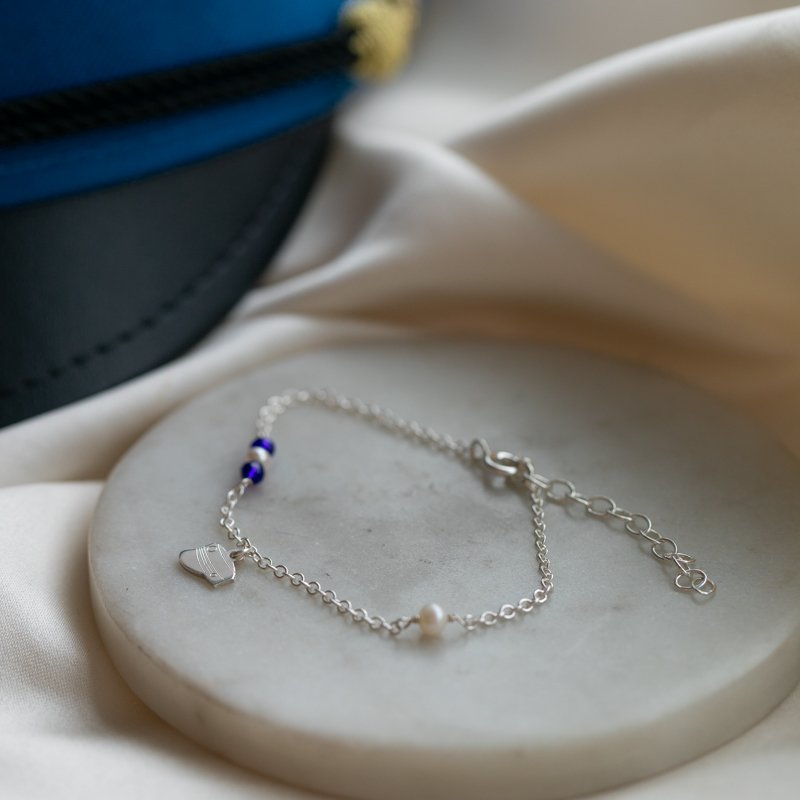 Studenter armb�nd i s�lv med hue-vedh�ng og m�rkebl� perler