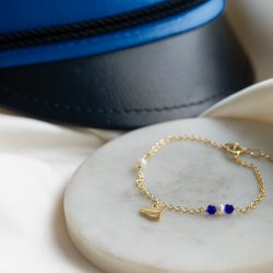 Studenter armb�nd i guld med hue-vedh�ng og m�rkebl� perler