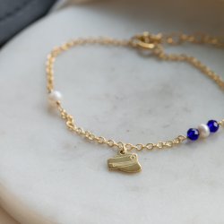 Studenter armb�nd i guld med hue-vedh�ng og m�rkebl� perler