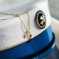 Studenterhalsk�de i guld med mini hue og R�d eller Bl� vedh�ng