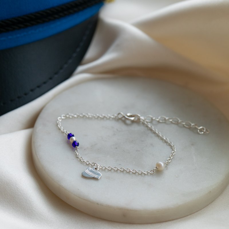 Studenter armb�nd i s�lv med hue-vedh�ng og m�rkebl� perler