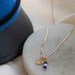 Studenterhalsk�de i guld med mini hue og R�d eller Bl� vedh�ng
