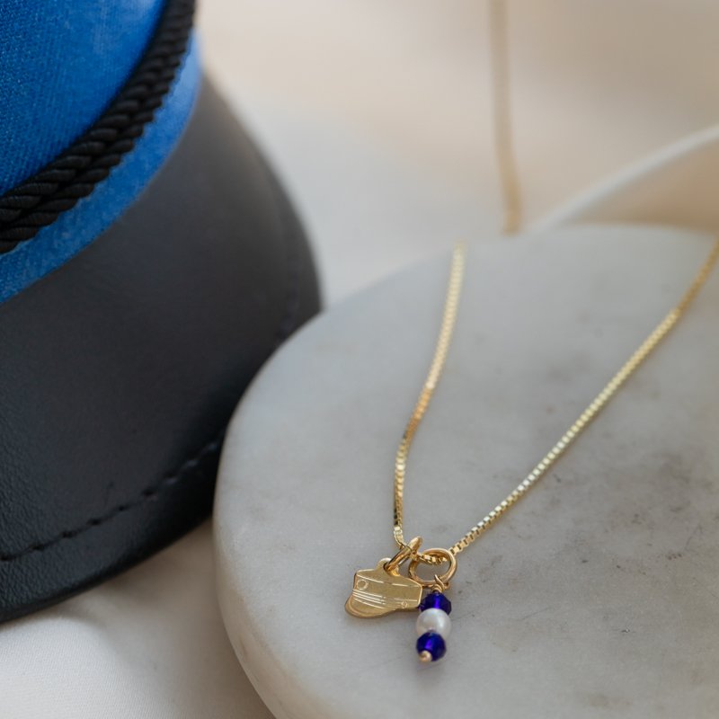 Studenterhalsk�de i guld med mini hue og R�d eller Bl� vedh�ng