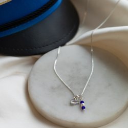 Studenter halsk�de i s�lv med mini hue og R�d eller Bl� vedh�ng 