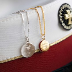 Rd studenterhue, guld halskde med personlig gravering