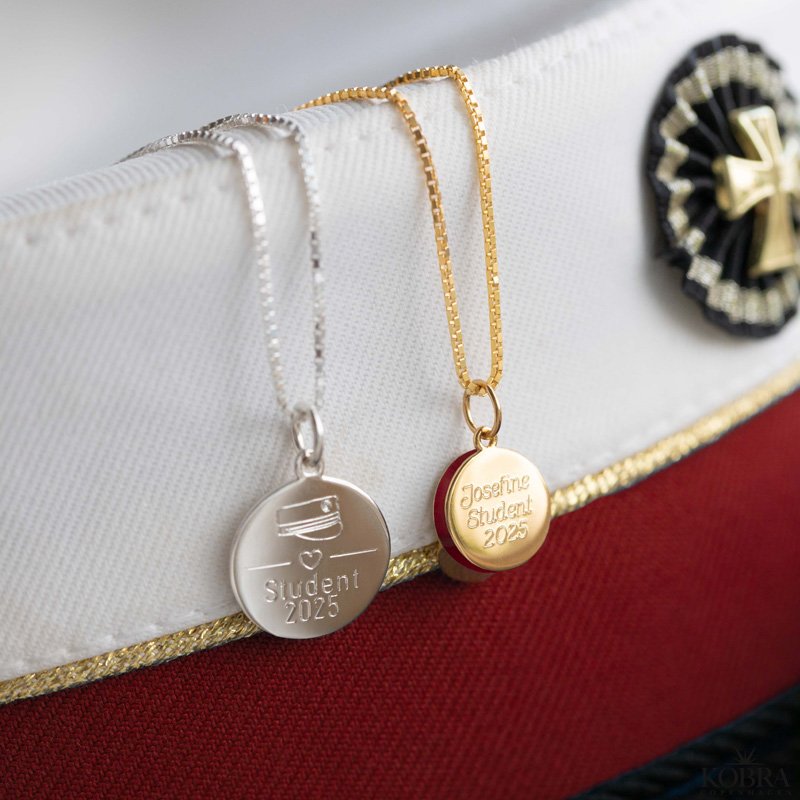 Rd studenterhue, guld halskde med personlig gravering