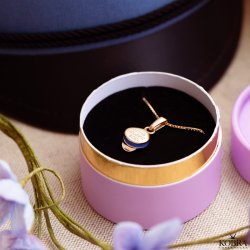 Bl� studenterhue, guld halsk�de med personlig gravering