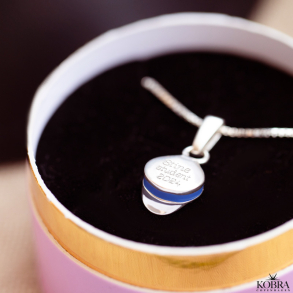 Bl studenterhue, slv halskde med mulighed for personlig gravering