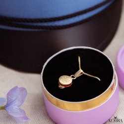 Rd studenterhue, guld halskde med personlig gravering