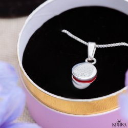 R�d studenterhue, s�lv halsk�de med mulighed for personlig gravering