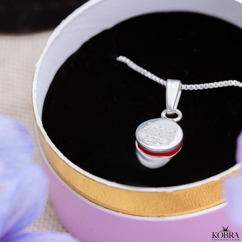 R�d studenterhue, s�lv halsk�de med mulighed for personlig gravering