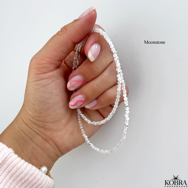 "Iceland" perlekjede med halvedelstener. Velg mellom Moonstone, Tourmaline, Howlite