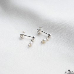 "Wilma" små perleøreringe i sterling sølv med hvide ferskvandsperle