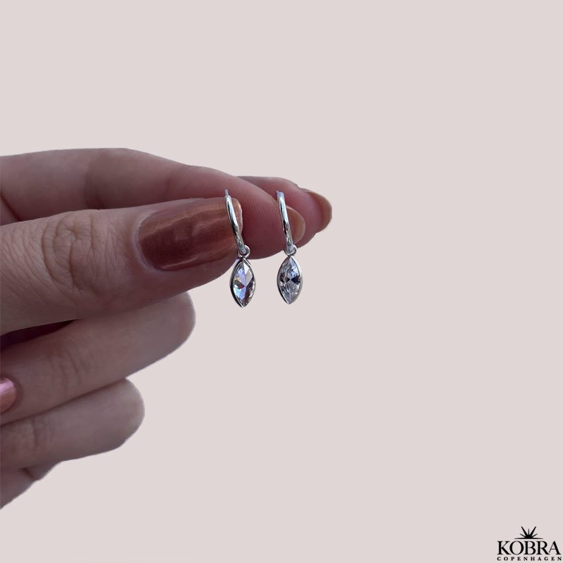 "Lyra" sm slv reringe med hvide glassten