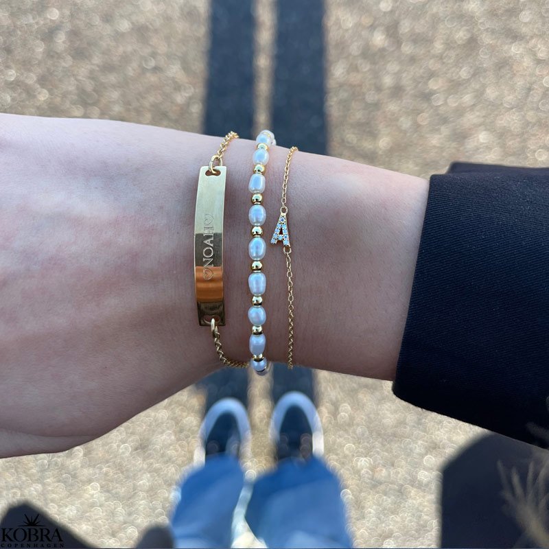 "Royal" perle armbnd med guld kugler