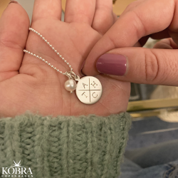 "Sweet Words" slv amulet halskde med ferskvandsperle, inklusiv personlig gravering