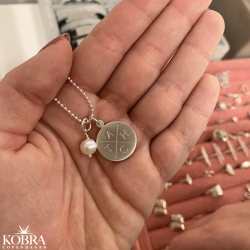 "Sweet Words" slv amulet halskde med ferskvandsperle, inklusiv personlig gravering