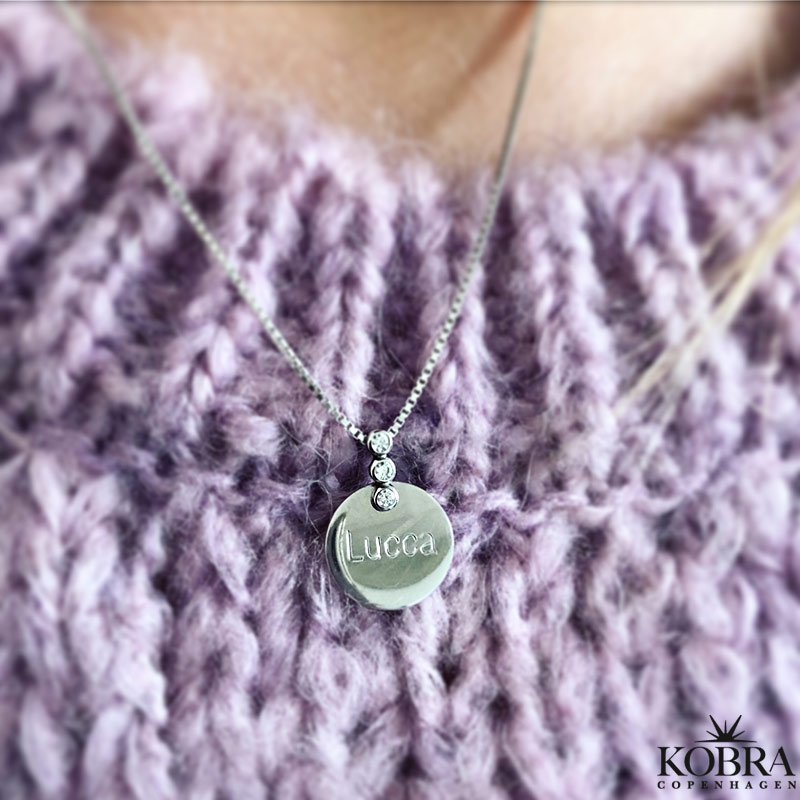 "Sunday" slv halskde med sten inklusiv gravering