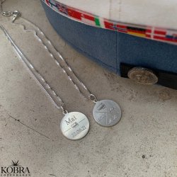 Studenter halskde med krydsgravering slv